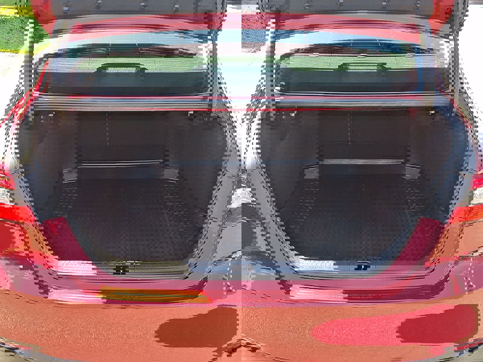 Used 2020 Toyota Camry XLE image 32