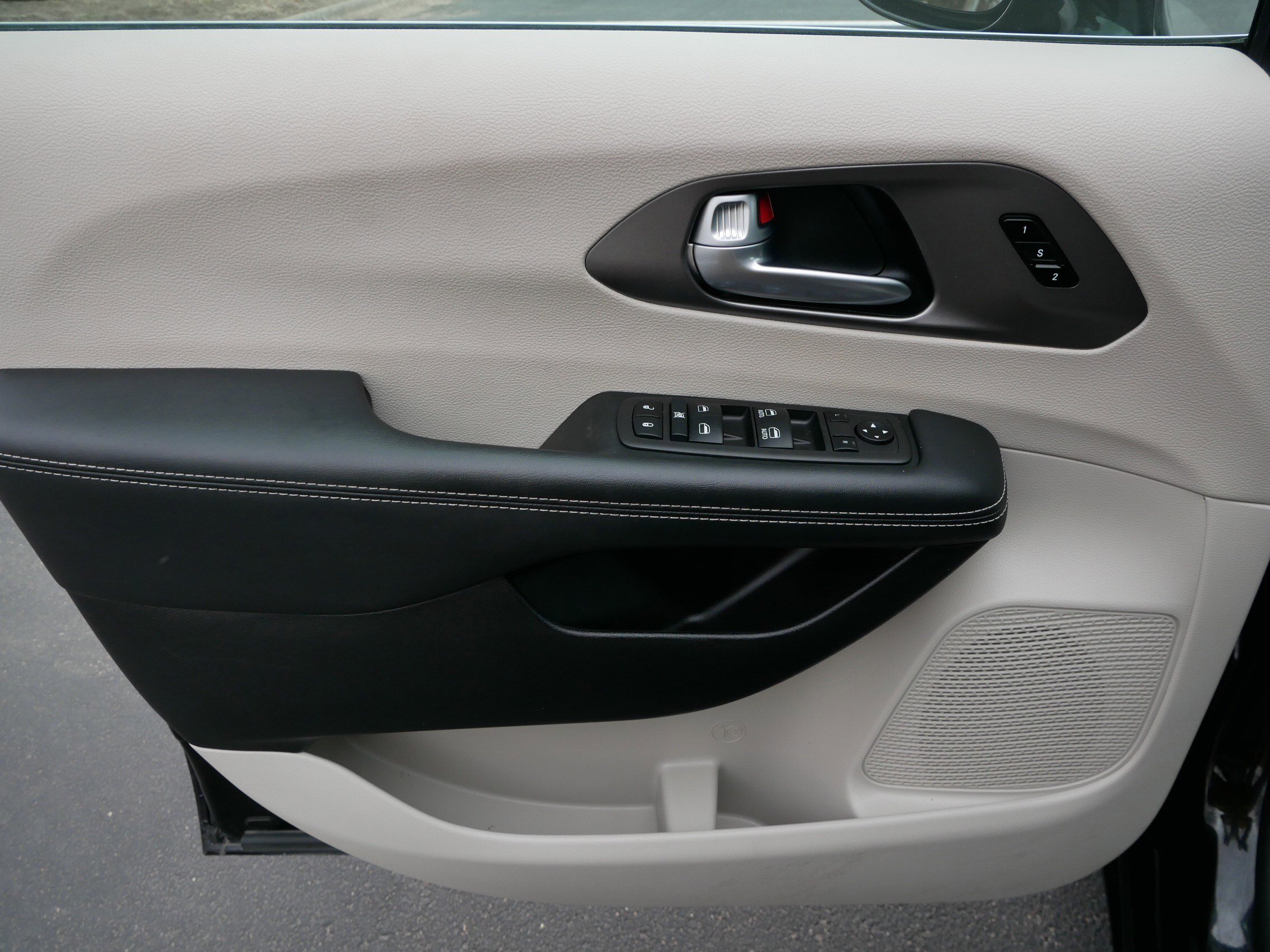 Used 2024 Chrysler Pacifica Touring-L FWD image 31