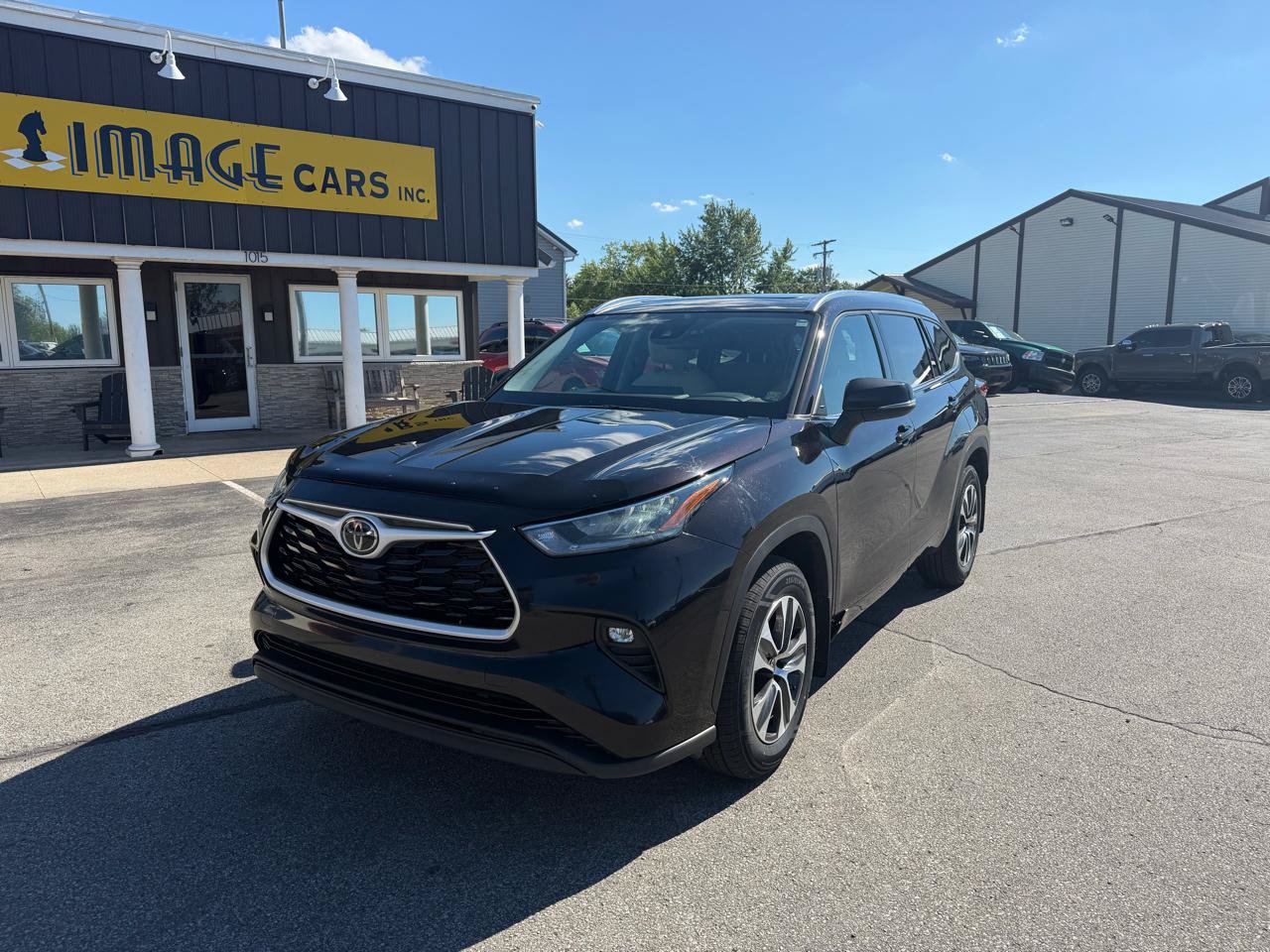 Used 2021 Toyota Highlander XLE AWD/4WD image 2