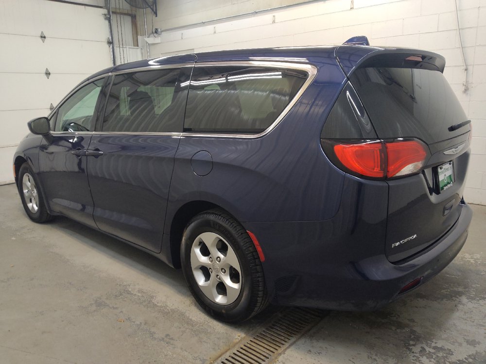 Used 2017 Chrysler Pacifica LX w/ Tire & Wheel Group FWD image 3