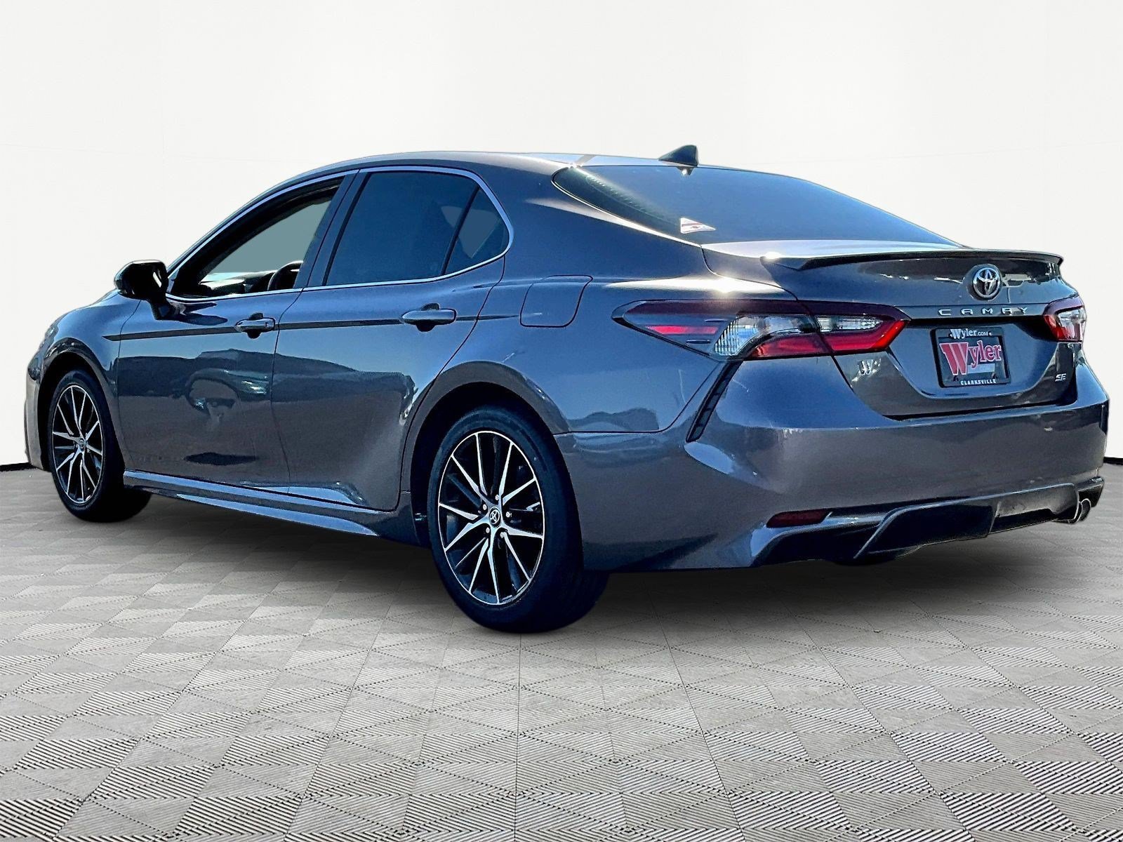 Used 2023 Toyota Camry SE FWD image 4