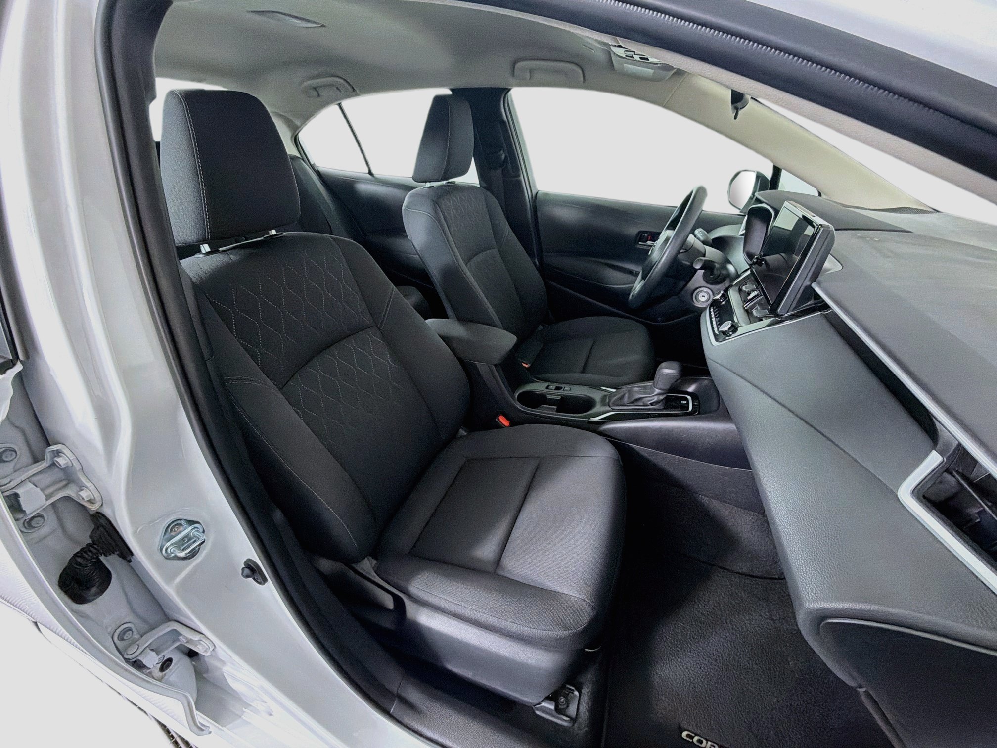 Used 2025 Toyota Corolla LE FWD image 30