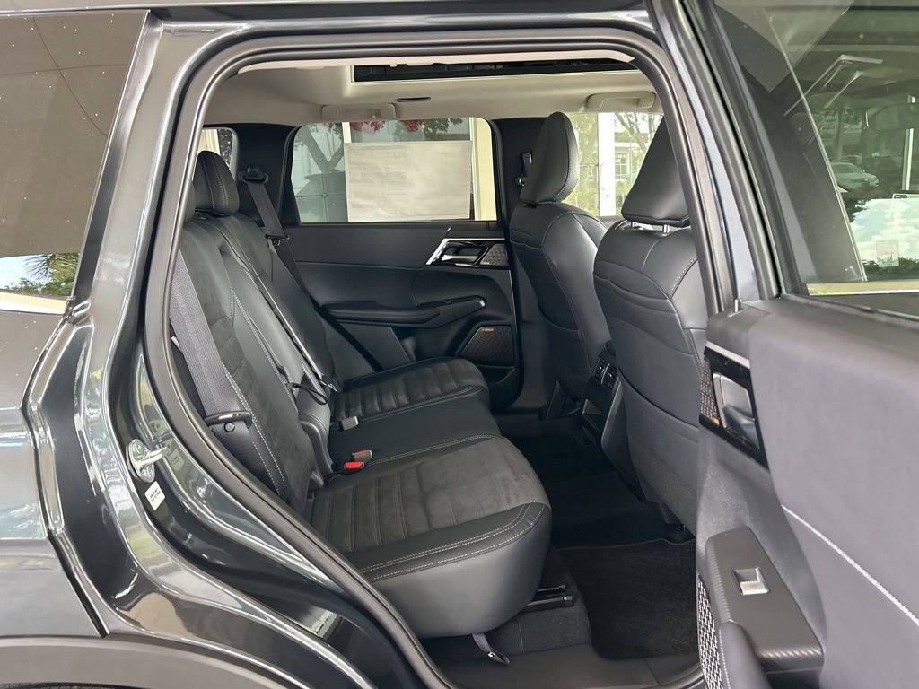 New 2025 Mitsubishi Outlander SE image 25