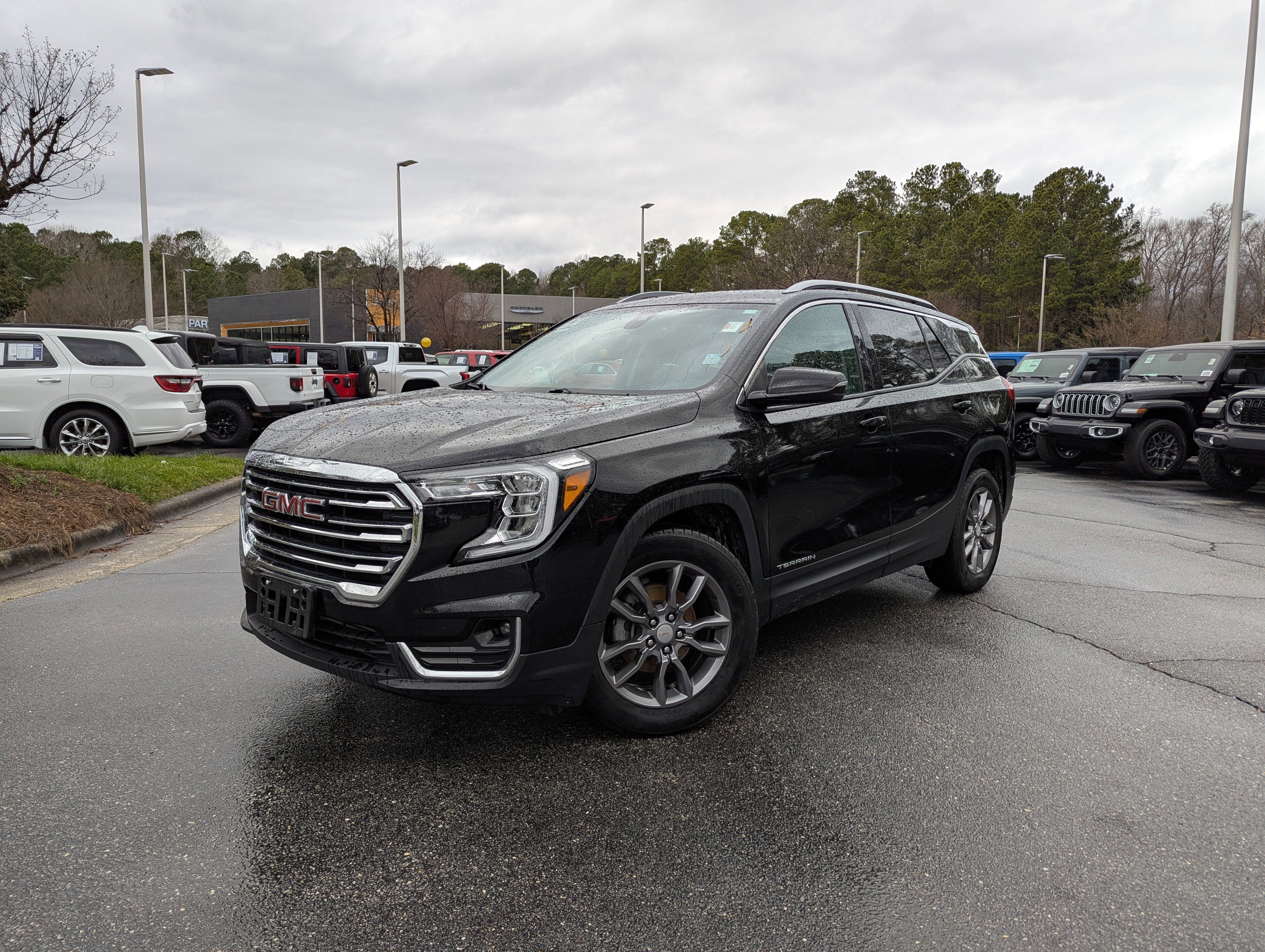 Used 2023 GMC Terrain SLT image 1