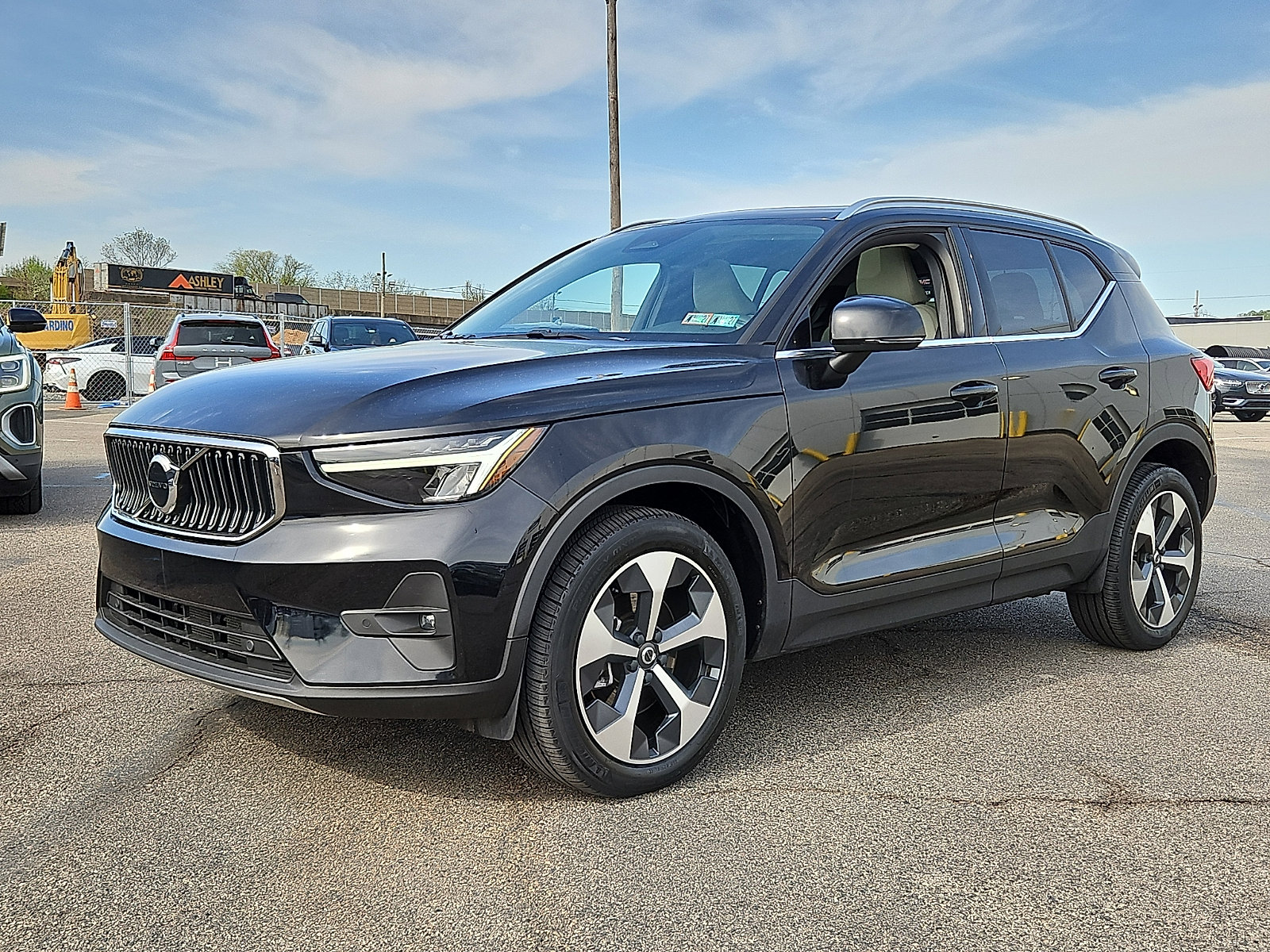Certified 2023 Volvo XC40 B5 Plus w/ Climate Package image 3