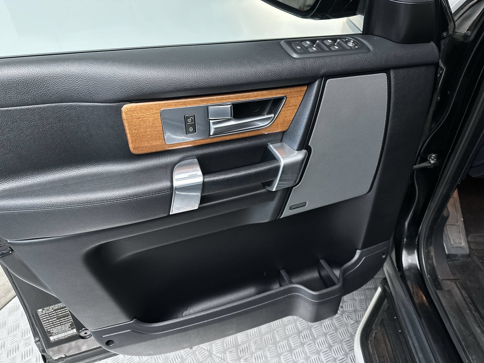 Used 2016 Land Rover LR4 AWD/4WD image 15