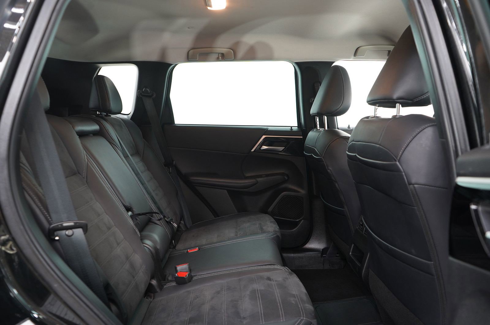 Used 2023 Mitsubishi Outlander SE image 15