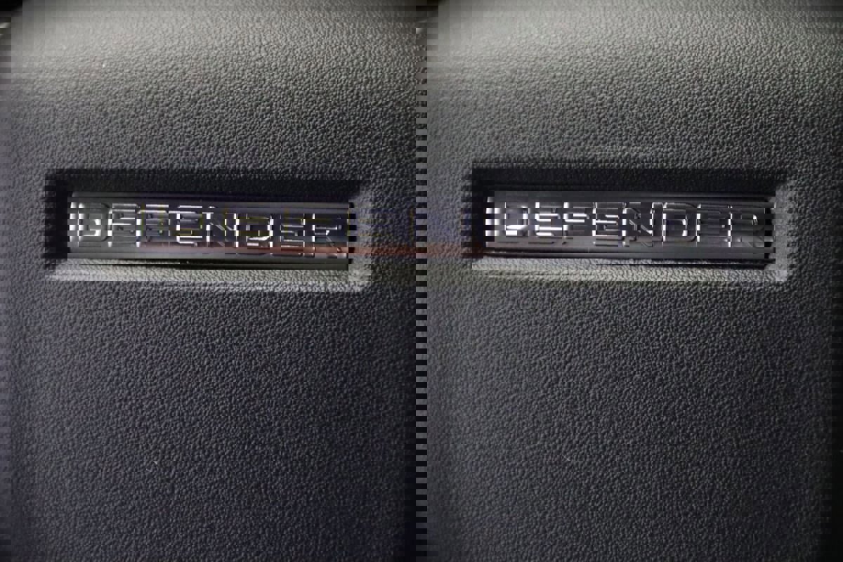 Used 2025 Land Rover Defender 110 S image 19