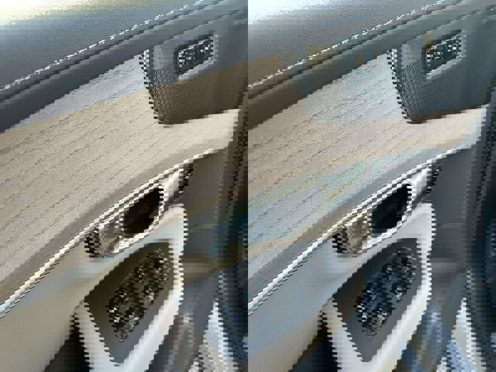 Certified 2025 Volvo XC90 B6 Plus image 21