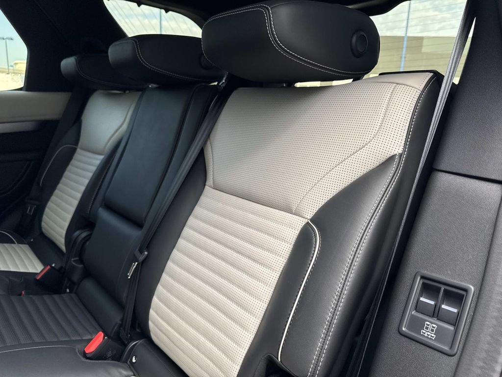 Certified 2024 Land Rover Discovery Dynamic SE AWD/4WD image 15
