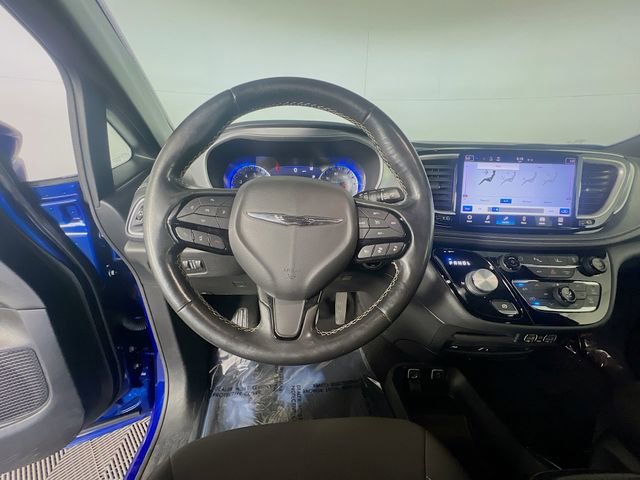 Used 2021 Chrysler Pacifica Touring w/ Uconnect Theater Family Group FWD image 14