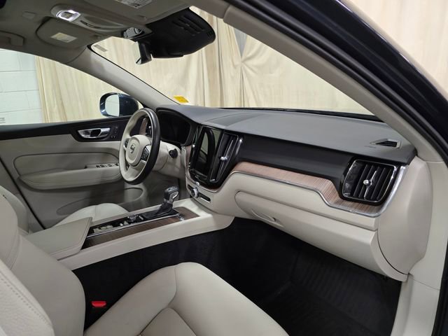 Used 2021 Volvo XC60 T5 Momentum image 34