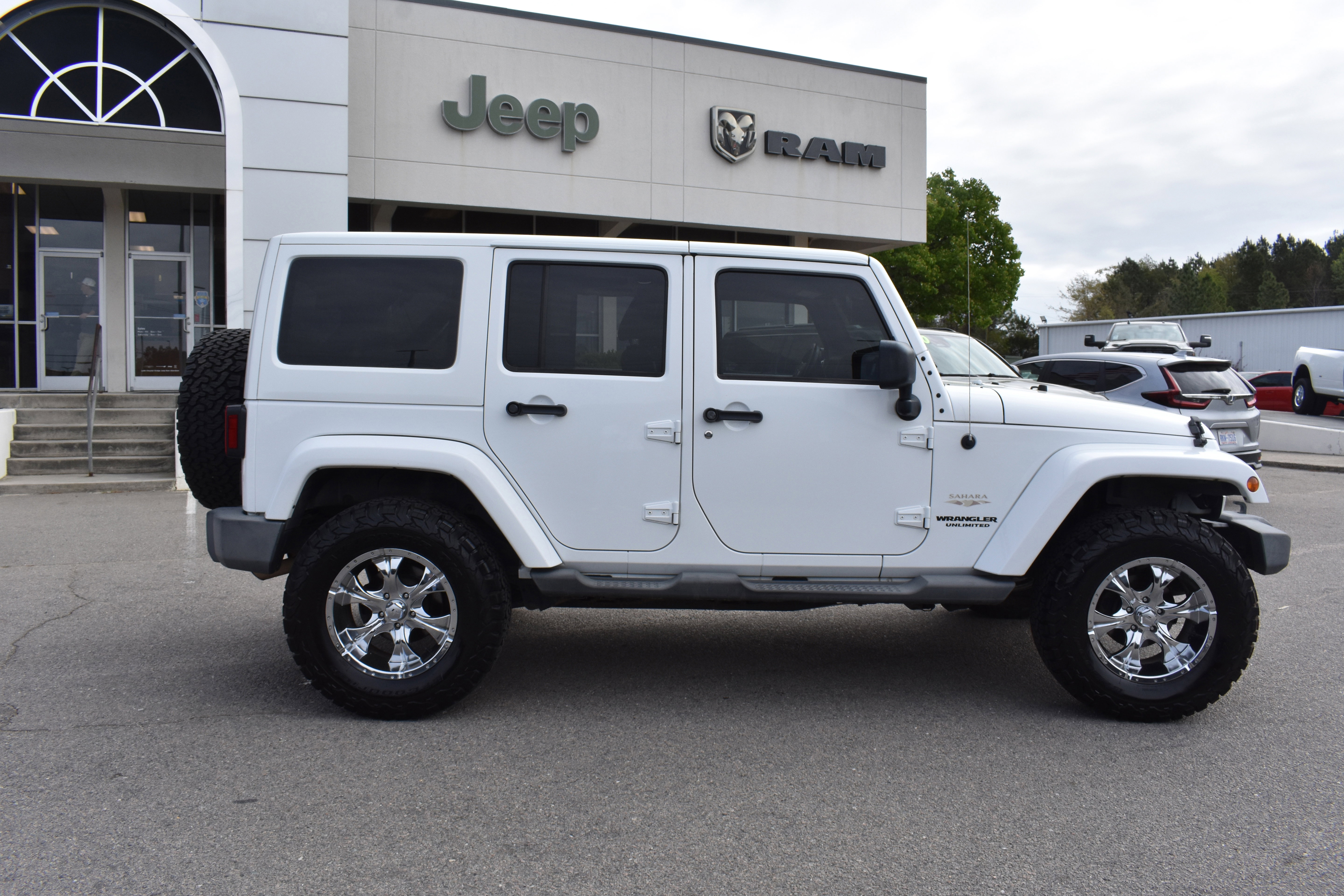 Used 2011 Jeep Wrangler Unlimited Sahara w/ Dual Top Group image 10