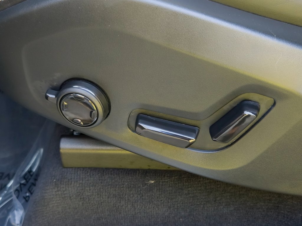 Used 2025 Volvo XC90 T8 Ultra w/ Protection Package Premier image 11