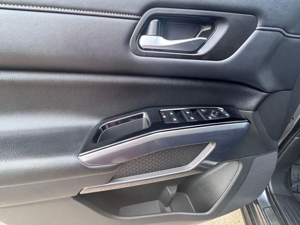Used 2023 Nissan Pathfinder SL w/ Lighting Package (N92) image 15
