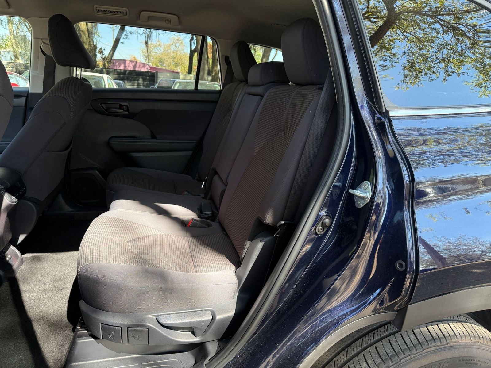 Used 2025 Toyota Highlander LE image 37