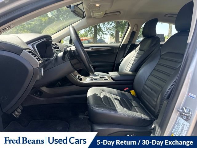 Used 2017 Ford Fusion SE w/ Fusion SE Technology Package FWD image 13