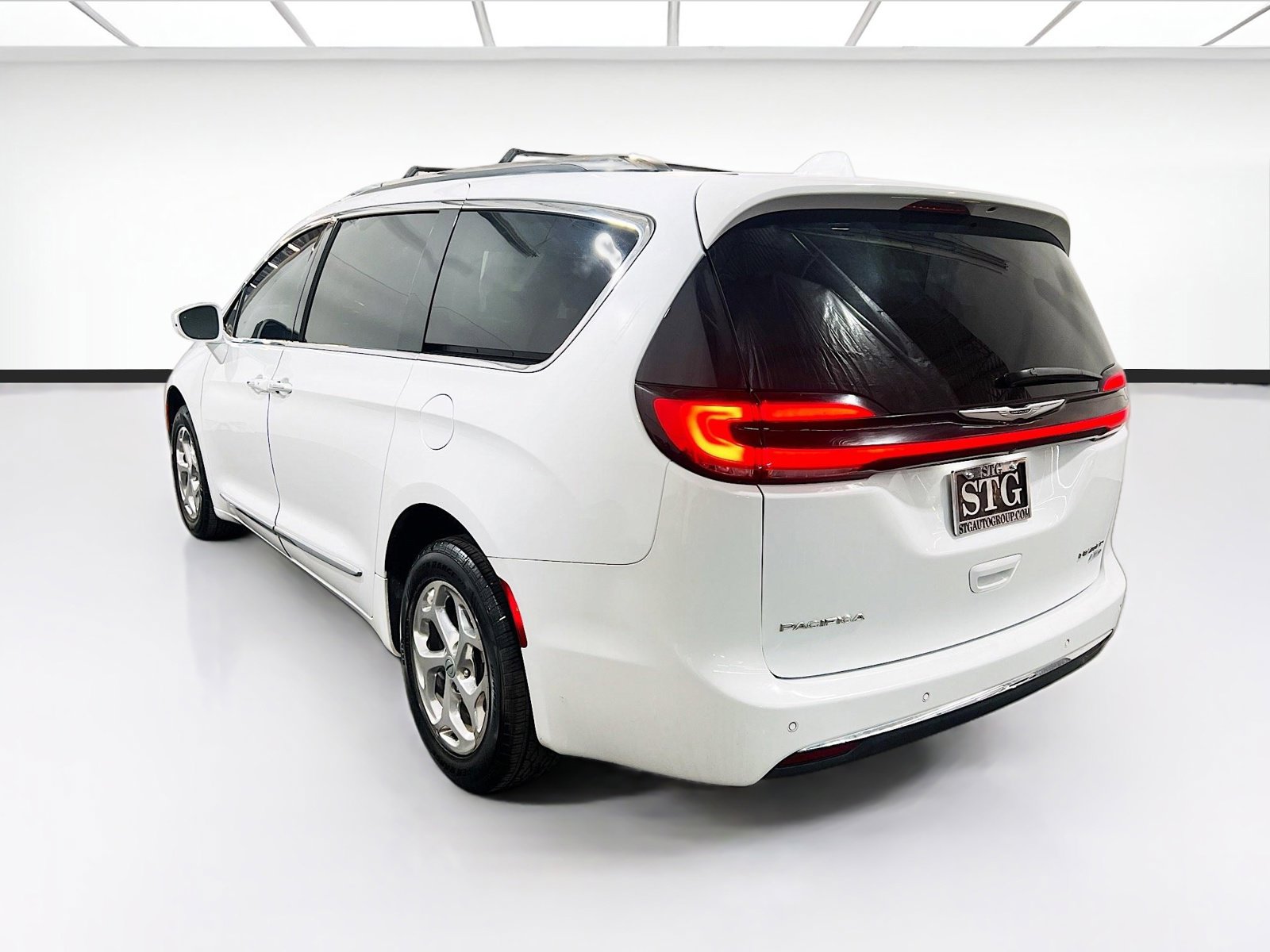 Used 2021 Chrysler Pacifica Limited AWD/4WD image 6