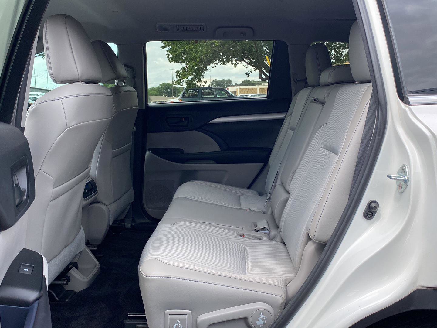 Used 2016 Toyota Highlander Plus FWD image 36