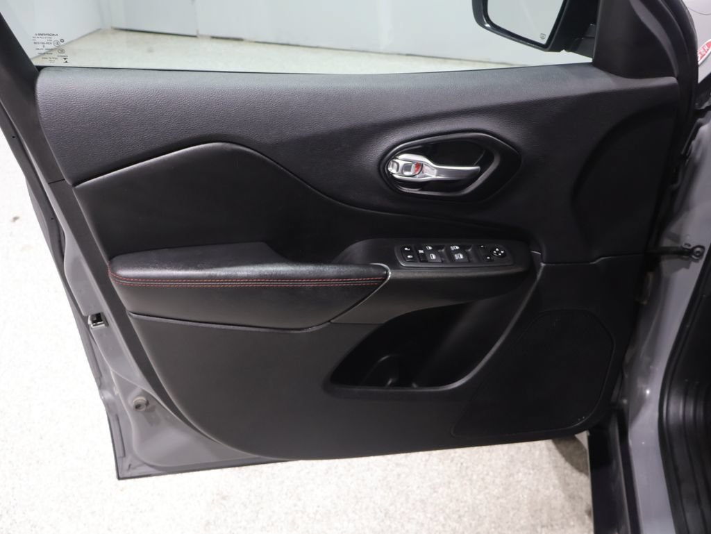 Used 2022 Jeep Cherokee Trailhawk AWD/4WD image 13