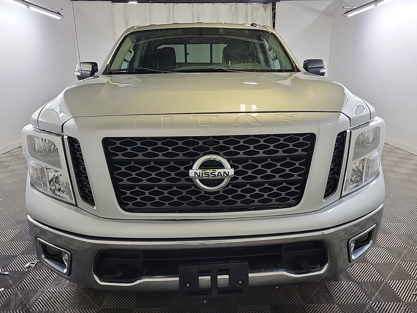 Used 2019 Nissan Titan SV image 3