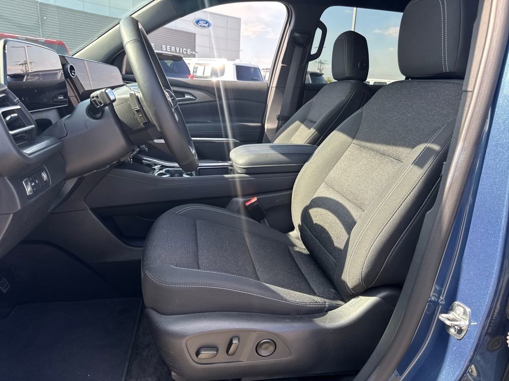 Used 2025 Chevrolet Traverse LT image 17