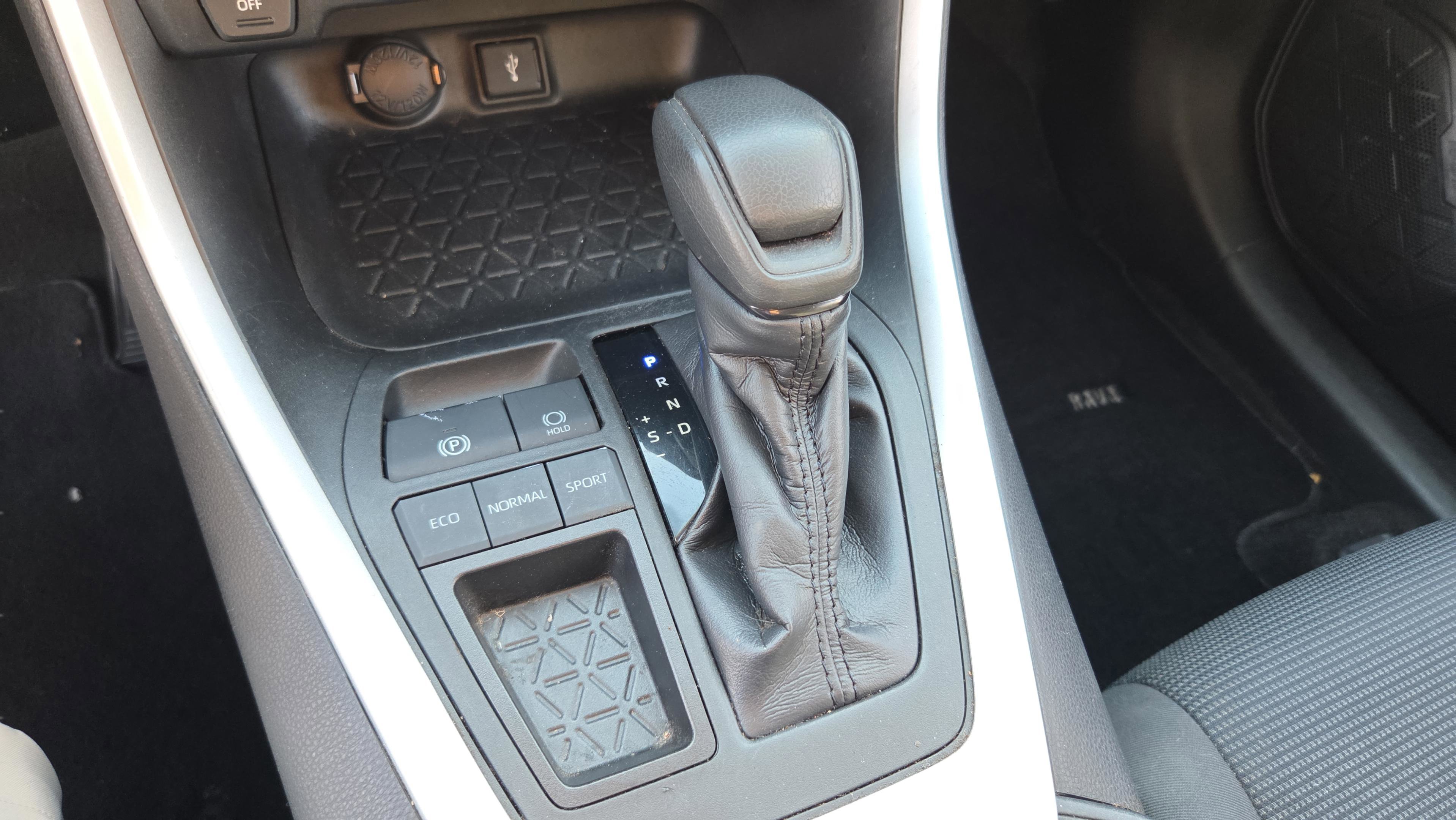 Used 2020 Toyota RAV4 LE image 27