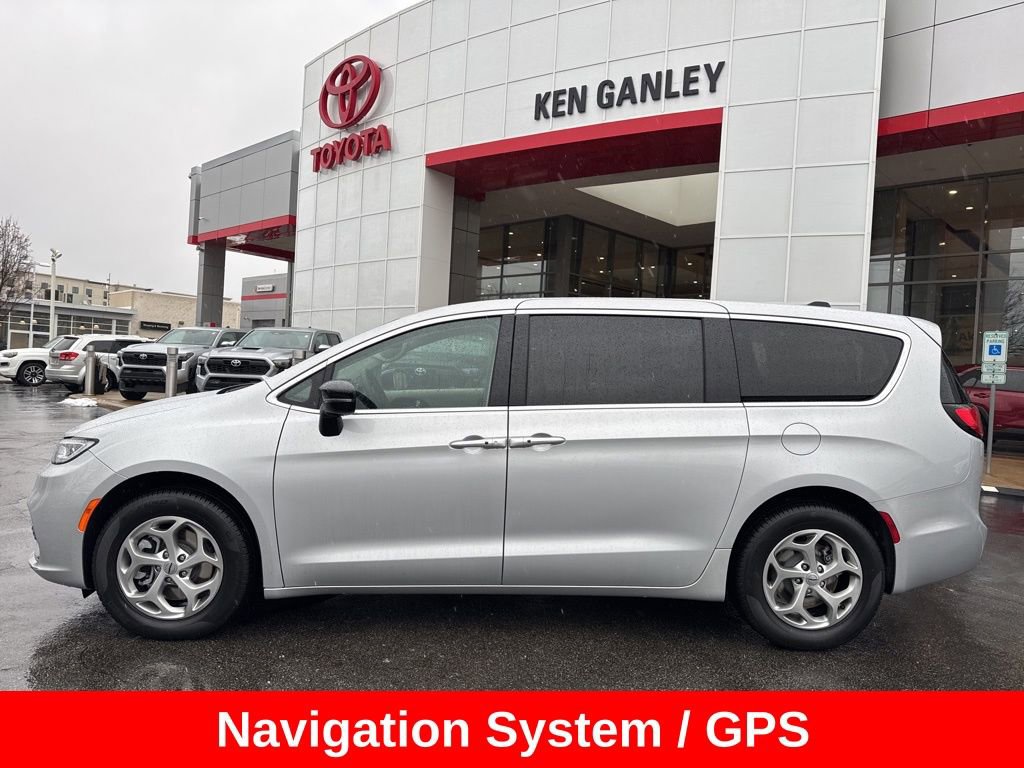 Used 2024 Chrysler Pacifica Limited image 3