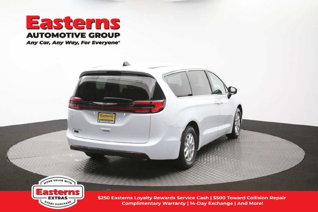 Used 2023 Chrysler Pacifica Touring-L FWD image 42