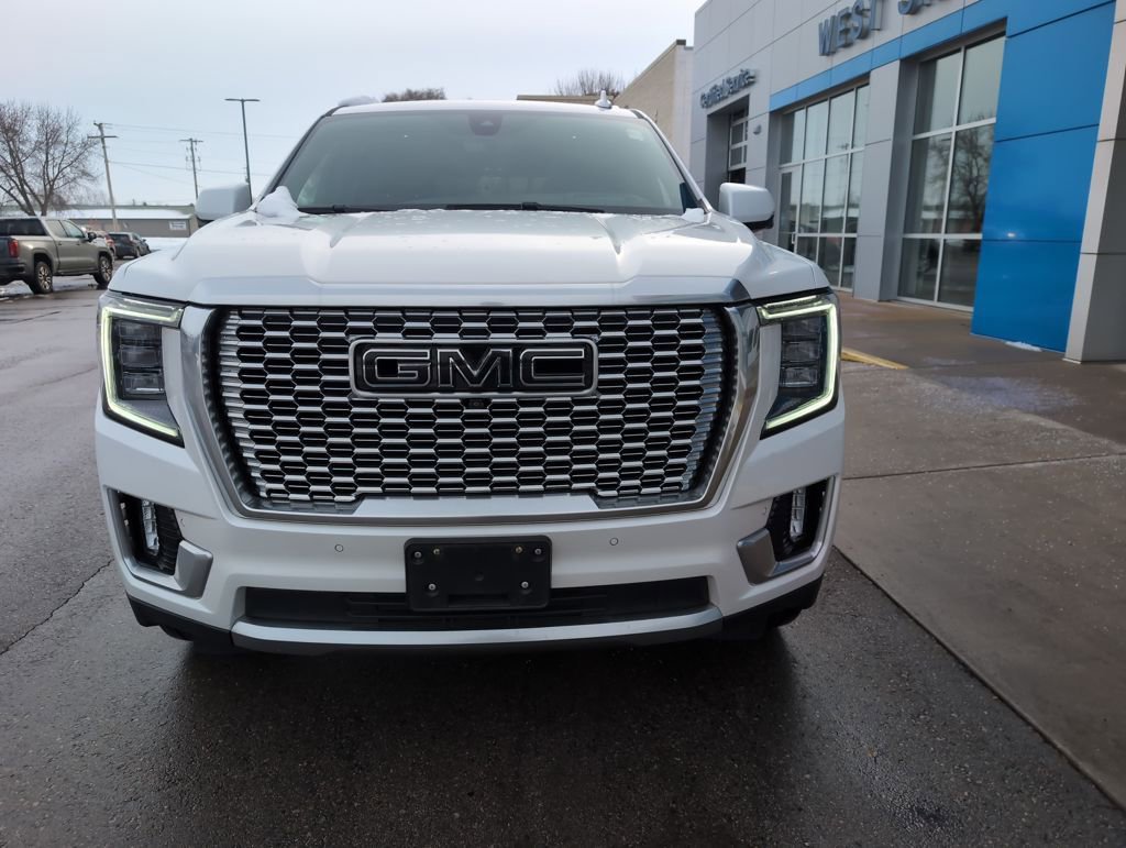 Used 2021 GMC Yukon Denali w/ Denali Premium Package AWD/4WD image 3