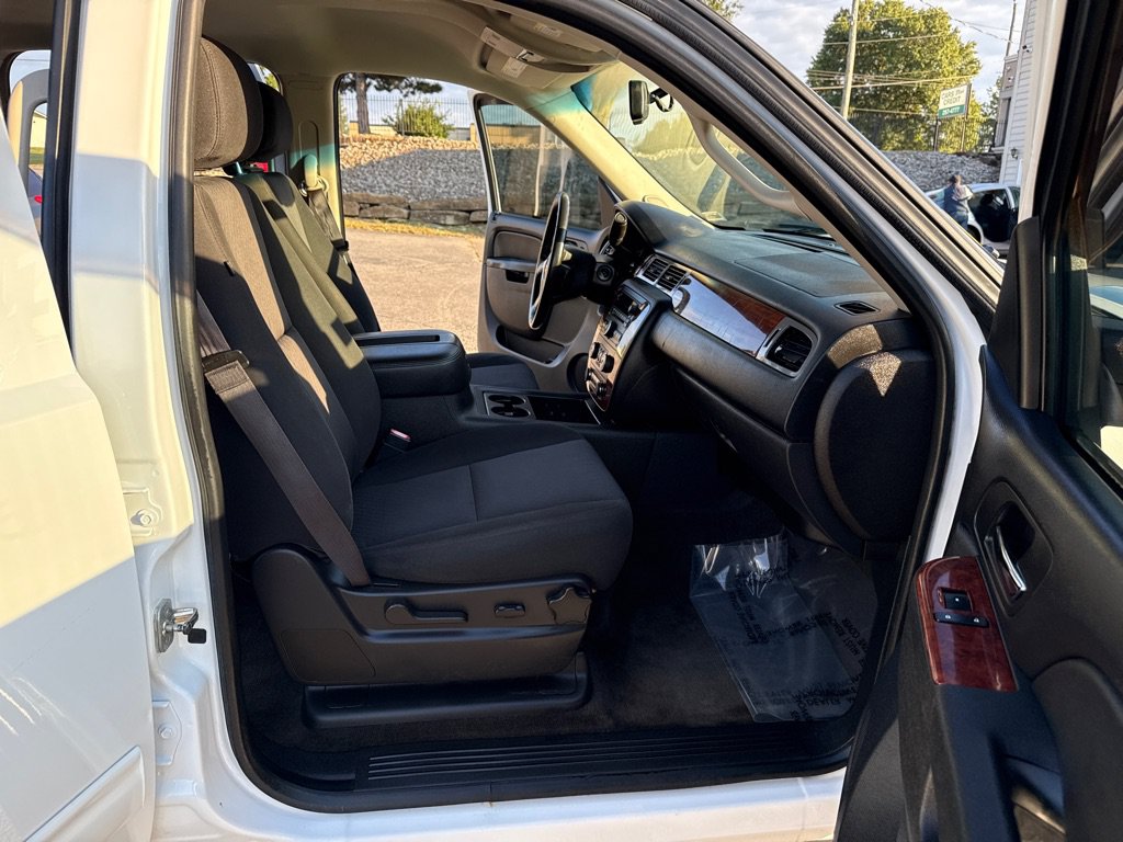 Used 2014 Chevrolet Suburban LS RWD image 13