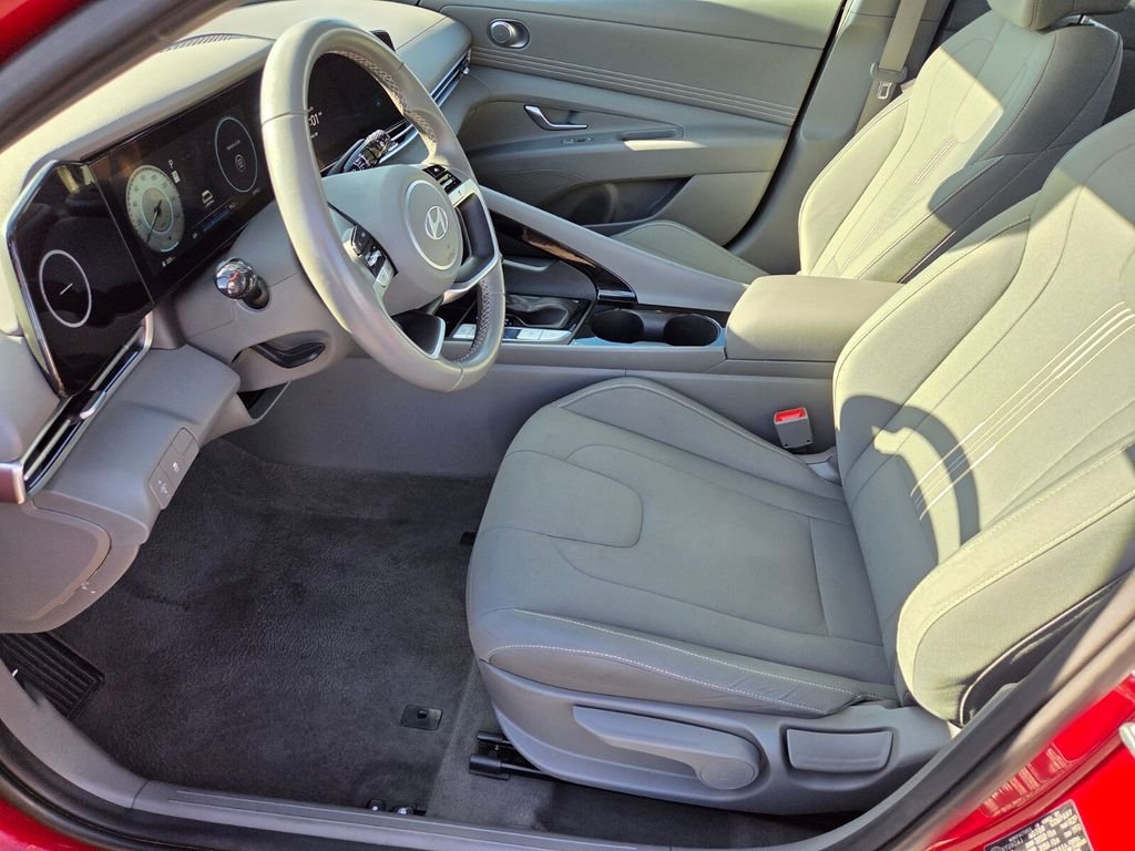 Used 2025 Hyundai Elantra SEL FWD image 13