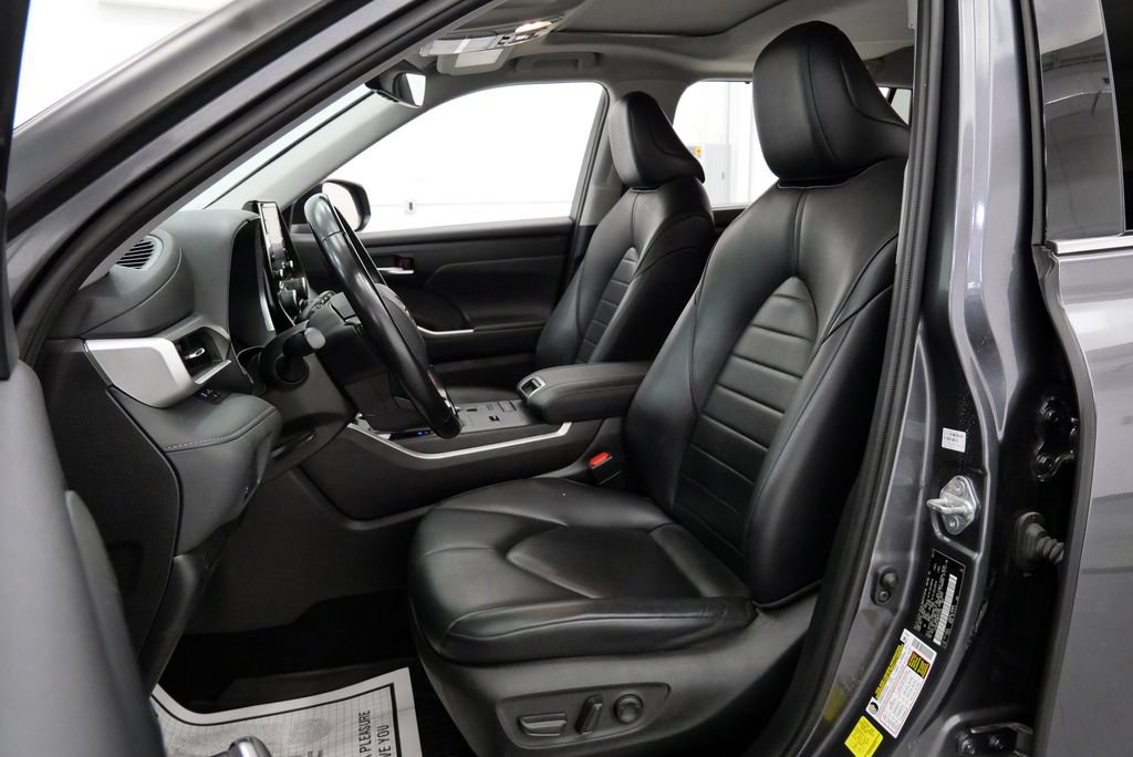 Used 2021 Toyota Highlander XLE AWD/4WD image 11