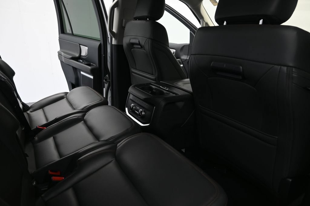 Used 2025 Ford Expedition Active AWD/4WD image 12