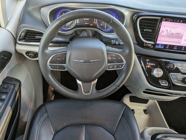 Used 2022 Chrysler Pacifica Touring-L image 16