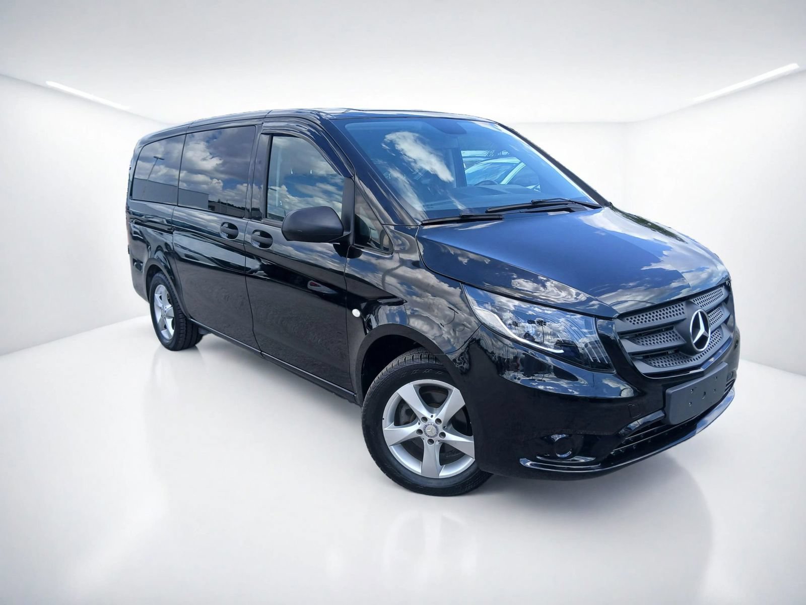 Used 2017 Mercedes-Benz Metris Passenger image 2