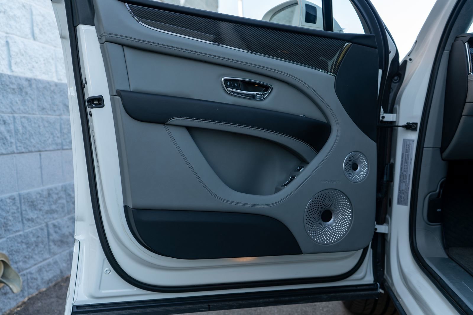 Used 2025 Bentley Bentayga image 19