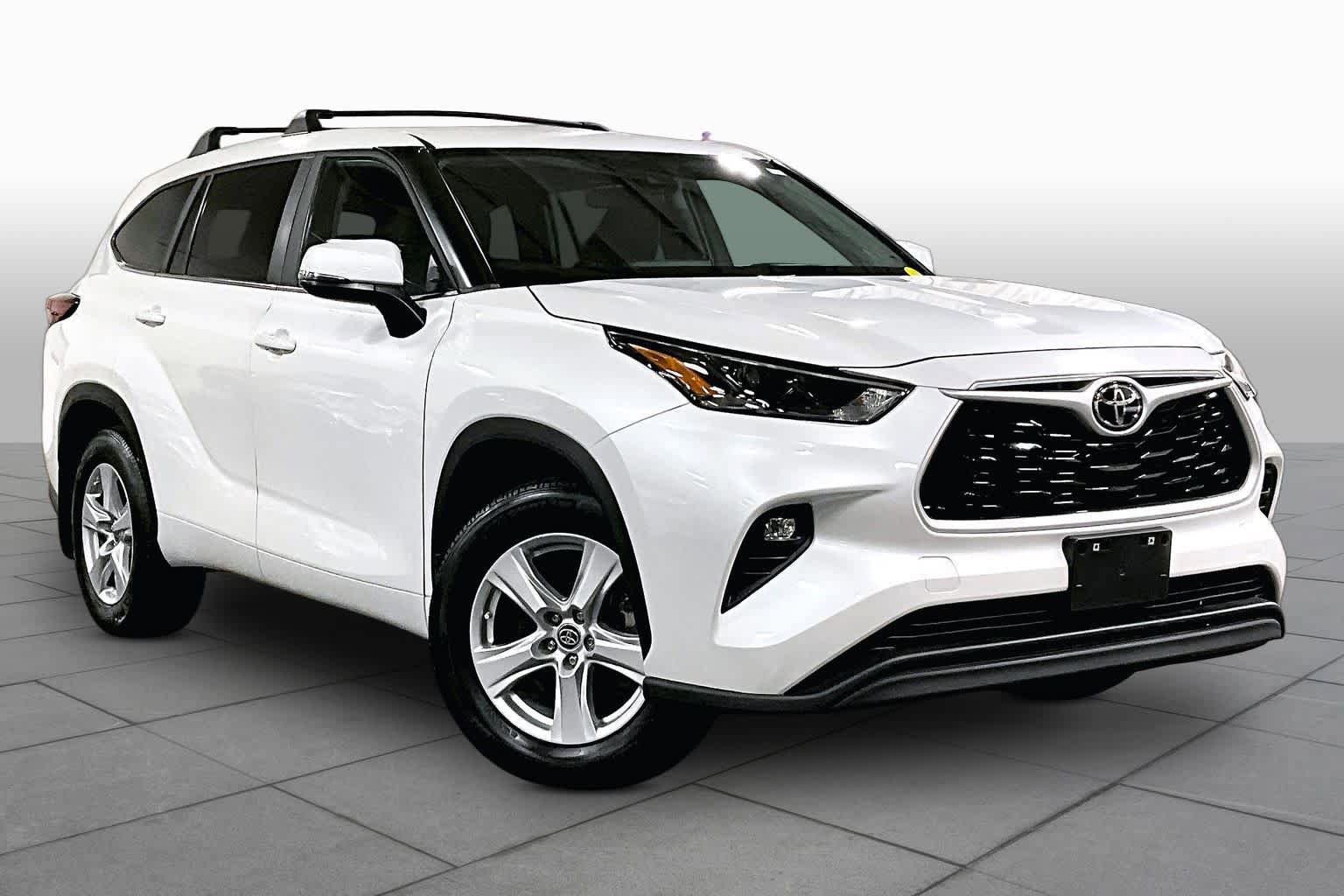 Used 2023 Toyota Highlander LE FWD image 3
