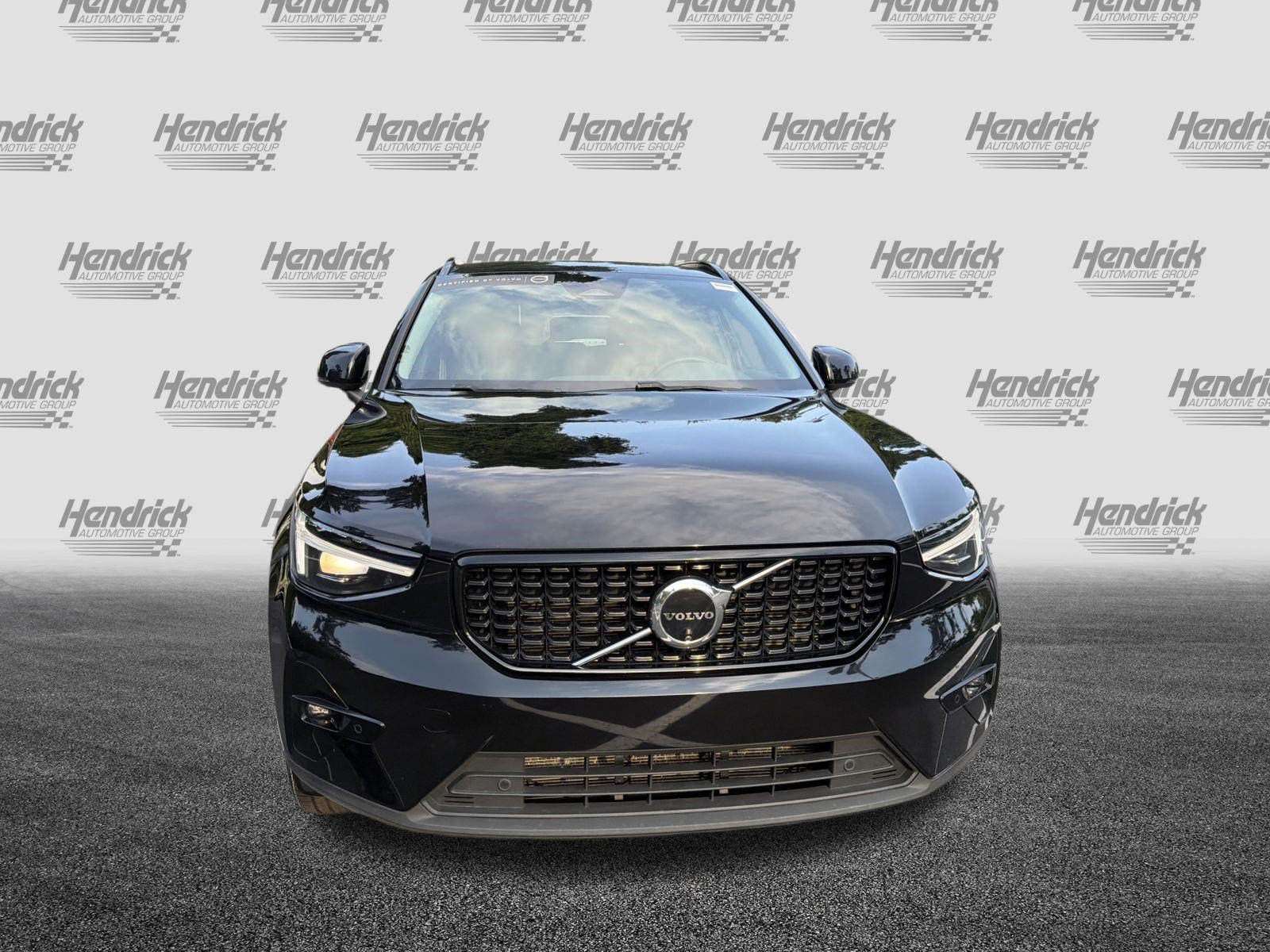Used 2025 Volvo XC40 B5 Ultra AWD/4WD image 3