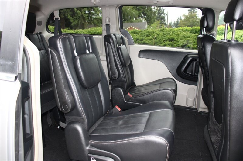 Used 2014 Chrysler Town & Country Touring FWD image 6