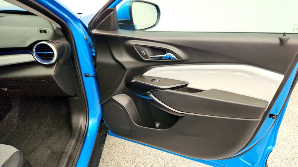 Used 2025 Chevrolet Trax LT w/ Driver Confidence Package image 24