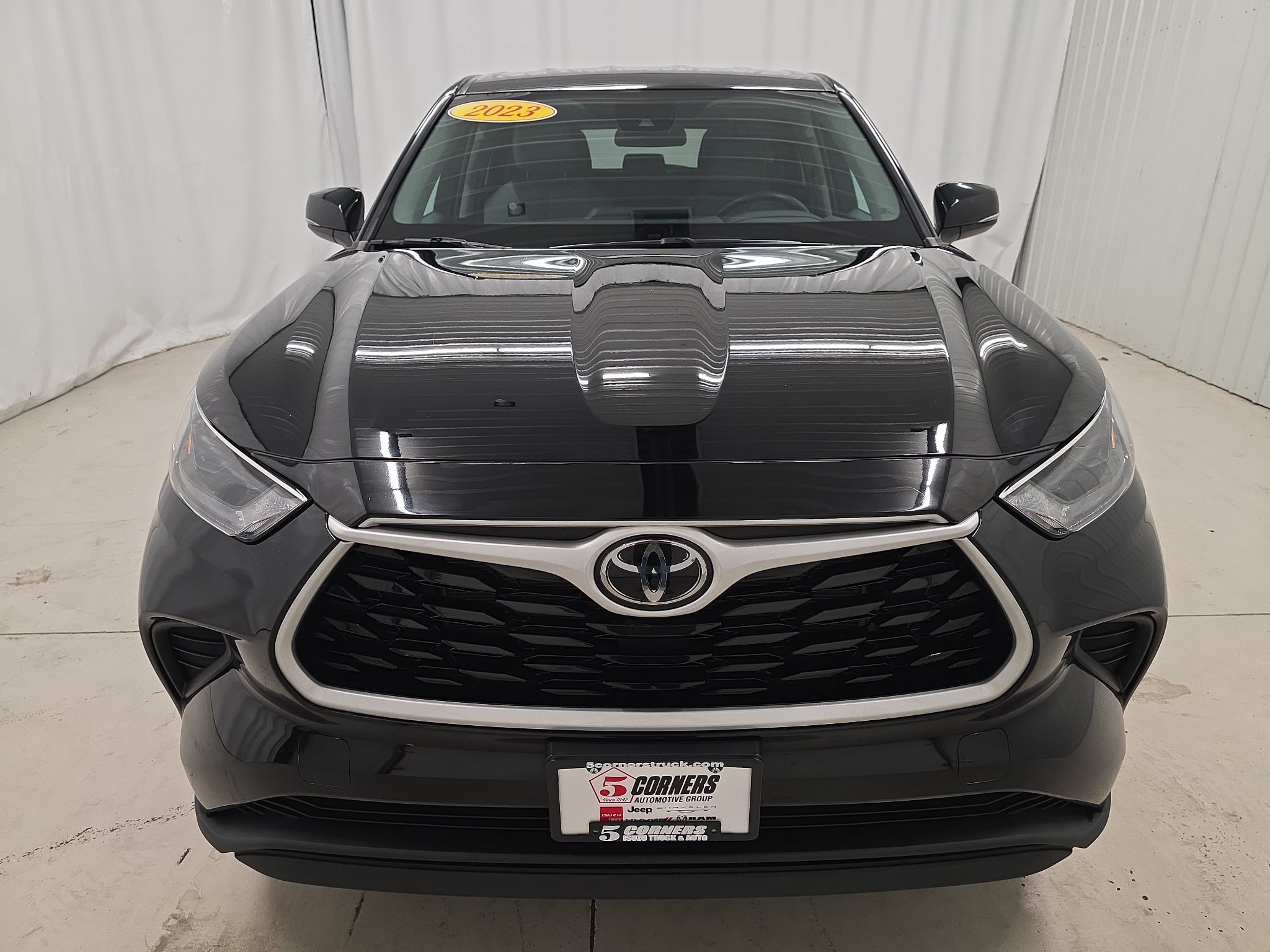 Used 2023 Toyota Highlander L AWD/4WD image 2