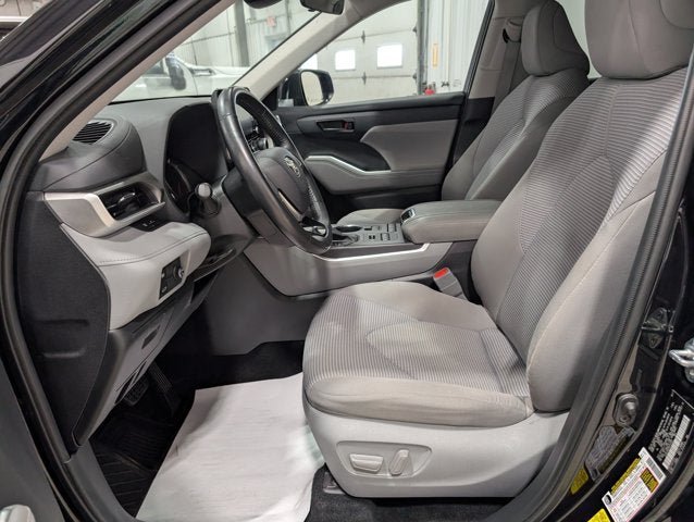 Used 2021 Toyota Highlander LE AWD/4WD image 14