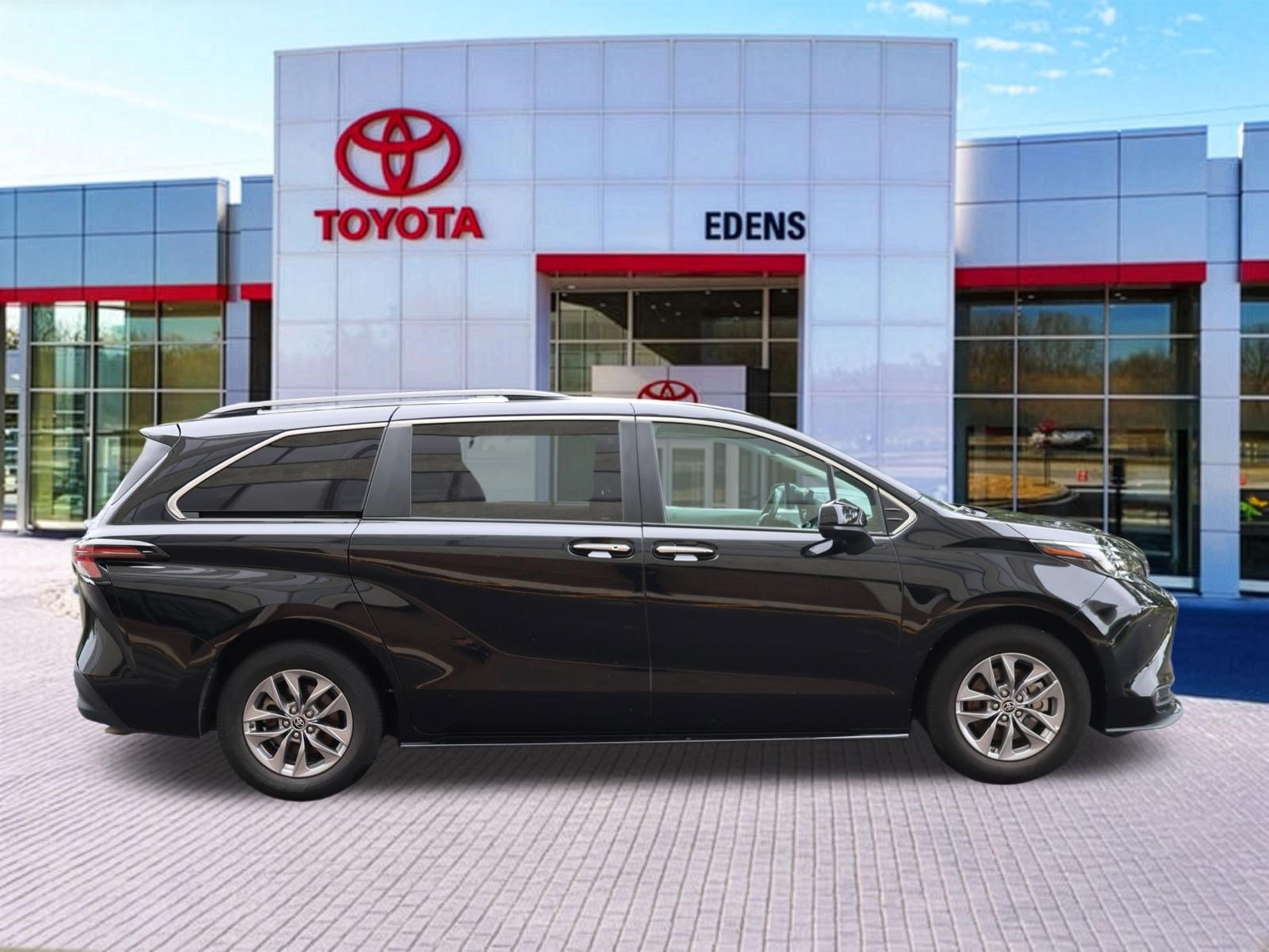 Certified 2025 Toyota Sienna XLE FWD image 2