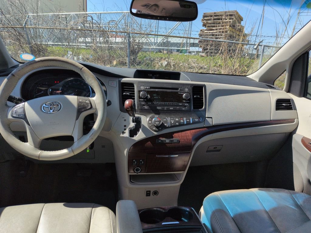 Used 2013 Toyota Sienna XLE image 12