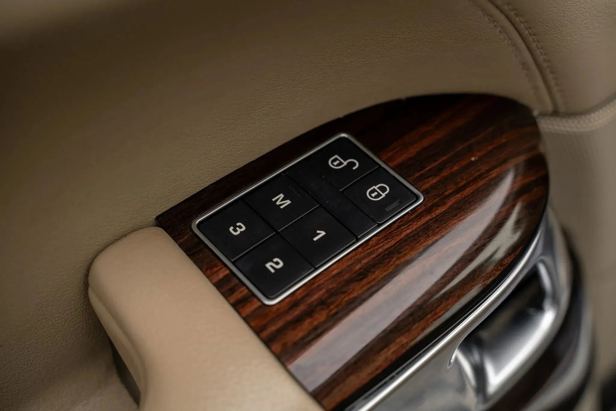 Used 2016 Land Rover Range Rover image 16