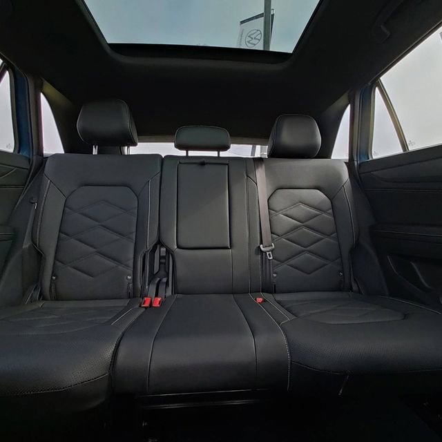 Used 2025 Volkswagen Atlas Cross Sport SE w/ Panoramic Sunroof Package image 31