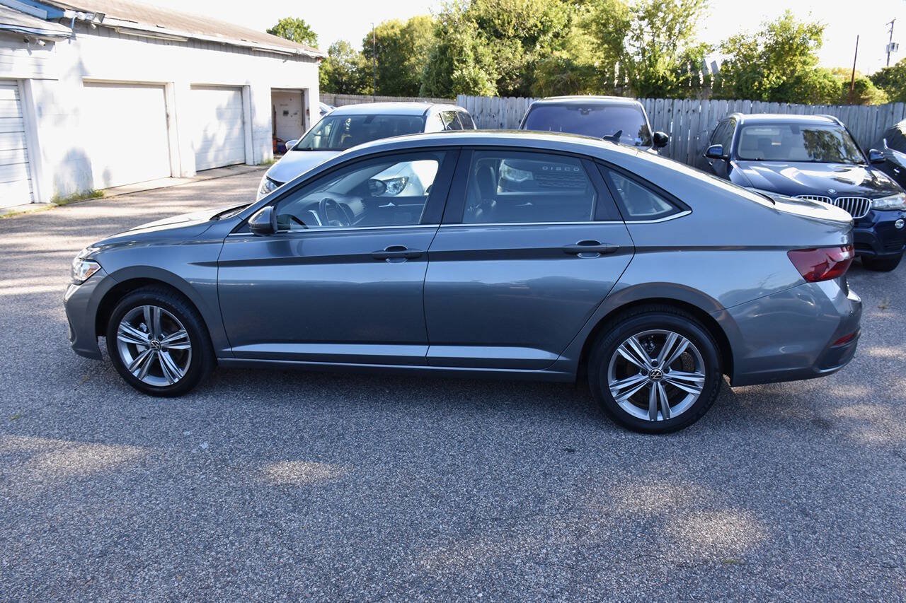 Used 2024 Volkswagen Jetta SE FWD image 3