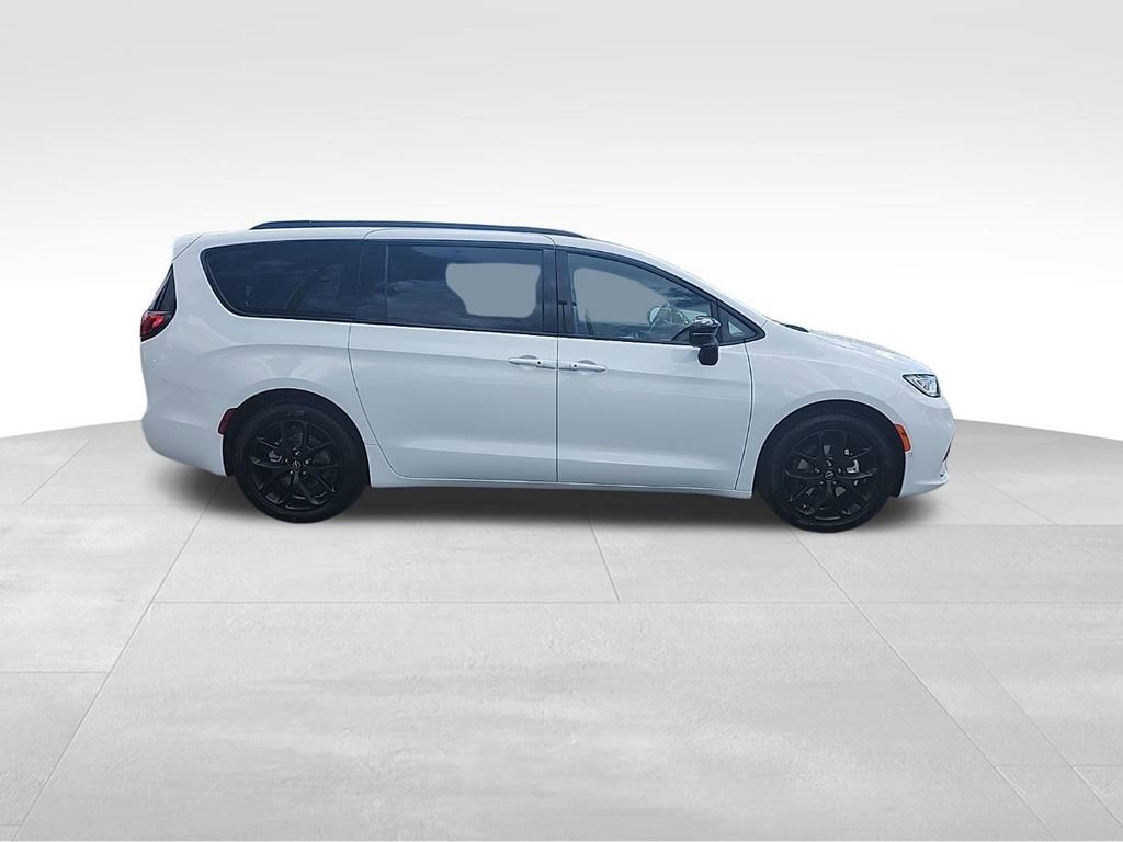 New 2026 Chrysler Pacifica Limited image 9