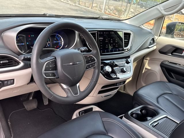 Used 2023 Chrysler Pacifica Touring-L FWD image 16